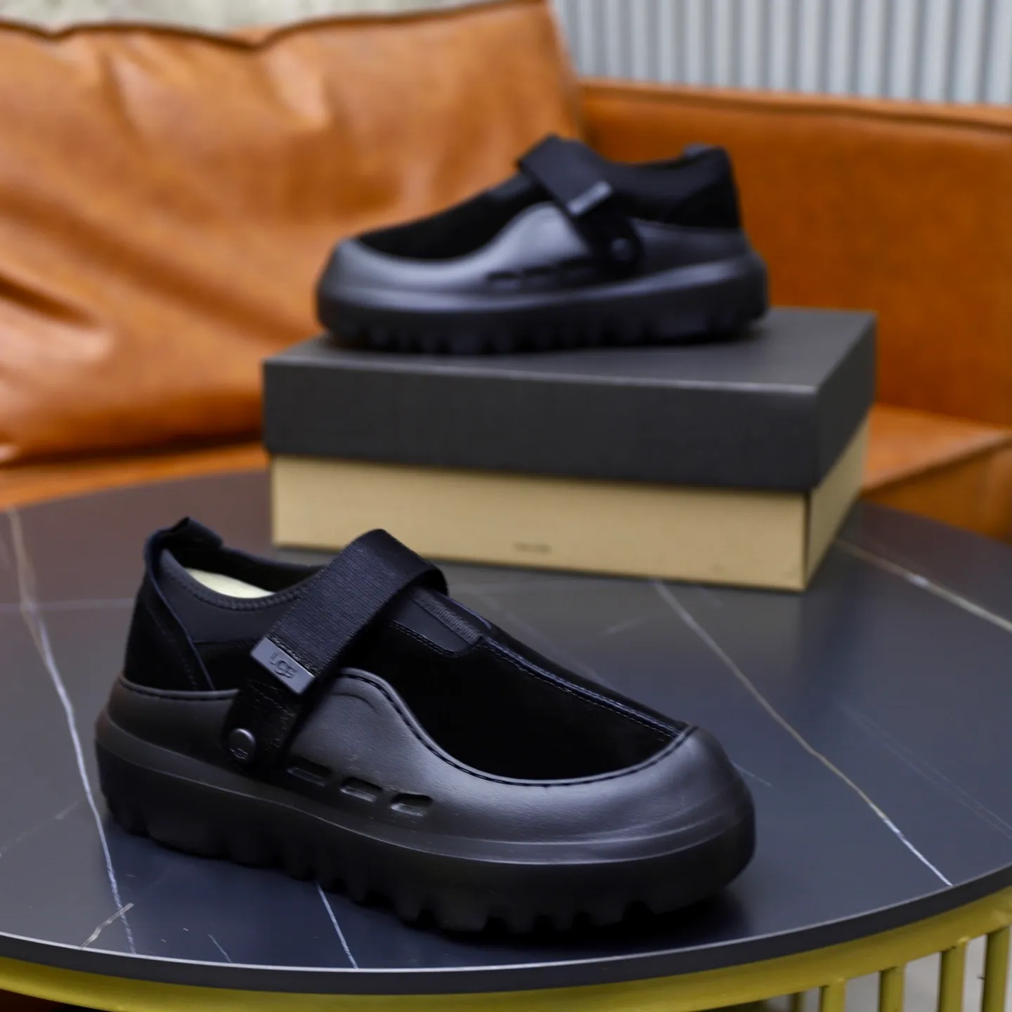 Ex-factory price: 580 for couples👫💰Thick wool imported from Australia Brand: UGG genuine purchasing agent Size: 35-45 (45 customized) Grade: Official website 1:1 Material: First layer of genuine leather waterproof and antifreeze upper Real wool lining Original non-slip and wear-resistant outsole Style category: Men's casual shoes Trendy style Comfortable on the feet Color: Official website color synchronization